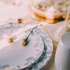 10 In. Roses Design Plastic Plates | 10 Count