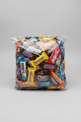 2 lb bag of fun size chocolate candy bars included in the Halloween trick-or-treat kit